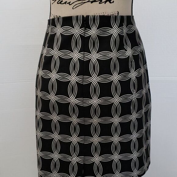 Banana Republic geometric print pencil skirt - Picture 3 of 4